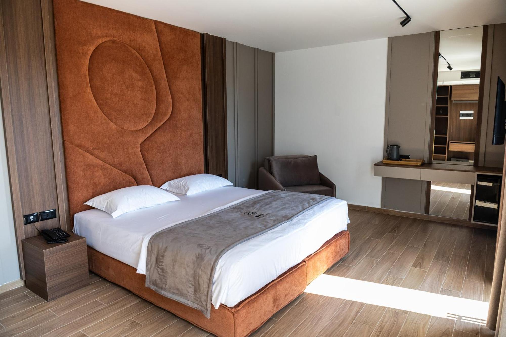 Bolt Boutique Hotel Лежа Экстерьер фото